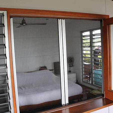 Sử dụng cửa lưới chống muỗi ở khu vực cửa sổ phòng ngủ